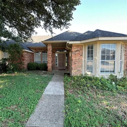 Buy this 3 bed house on 202 W Willow Creek Dr in Glenn Heights, Texas