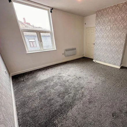 Image 2 - CJ, Grainger's Lane, Cradley Heath, B64 6AH, United Kingdom - Apartment for rent