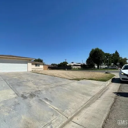 Rent this 4 bed house on 1378 Russell Avenue in Bakersfield, CA 93307