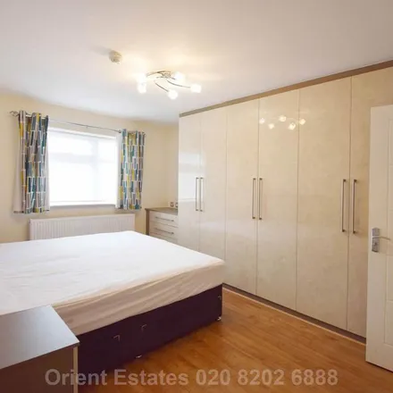 Image 3 - Queens Way, London, NW4 2TN, United Kingdom - Apartment for rent