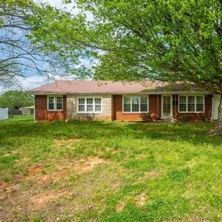 Buy this 4 bed house on 712 Phillips Street in Franklin, KY 42134