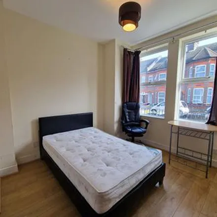 Rent this 6 bed apartment on Sandhu's Laundrette in Lyndhurst Road, Luton