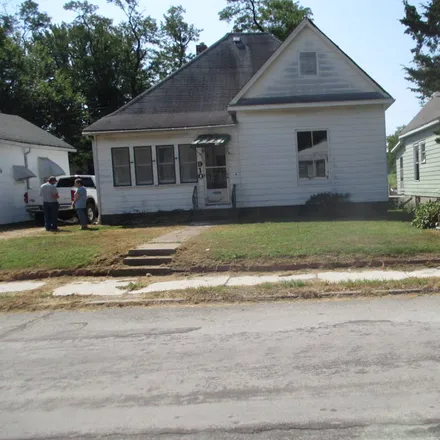 Buy this 2 bed house on 910 West End Place in Moberly, MO 65270