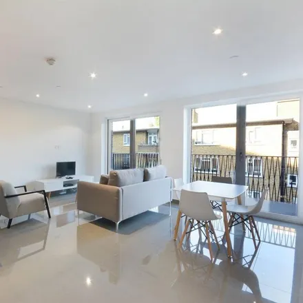 Rent this 3 bed apartment on Hunter House in King James Street, London