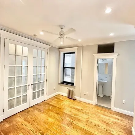Image 4 - 345 East 18th Street, New York, NY 10003, USA - Apartment for rent