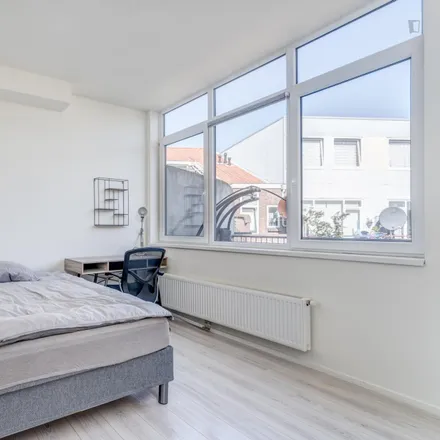 Rent this 7 bed room on Friesestraat 47 in 3074 TD Rotterdam, Netherlands