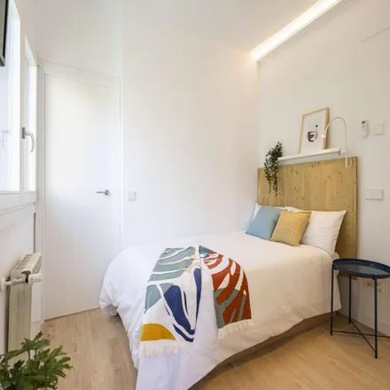 Rent this 4 bed room on Madrid in Pink's, Calle de Alburquerque