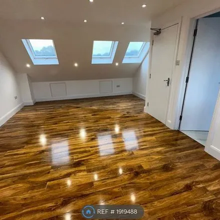 Rent this 5 bed duplex on South Way in London, CR0 8RH