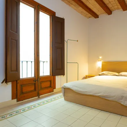 Rent this 2 bed apartment on Bismillah-Kebabish in Carrer de Joaquín Costa, 22