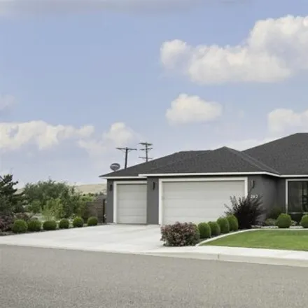 Buy this 4 bed house on 271 Silver Meadows Drive in Richland, WA 99352