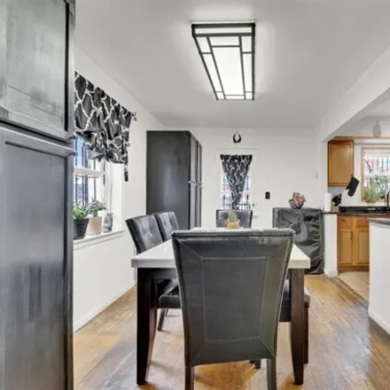 Image 4 - 2006 Turnbull Avenue, New York, NY 10473, USA - House for sale