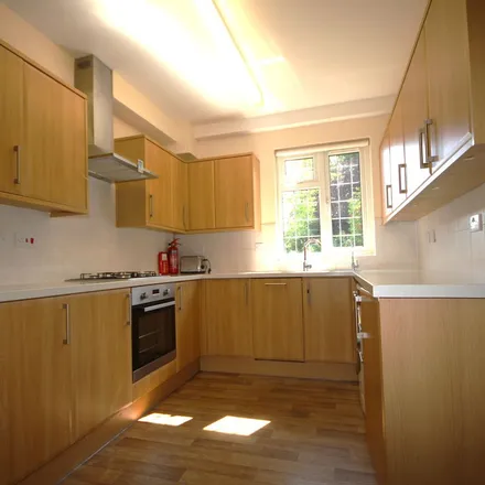 Rent this 5 bed apartment on Oakfield Corner in Chesham Bois, HP6 5DU