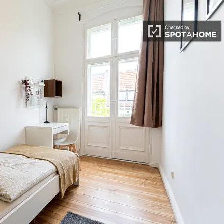 Rent this 3 bed room on Schustehrusstraße 14 in 10585 Berlin, Germany