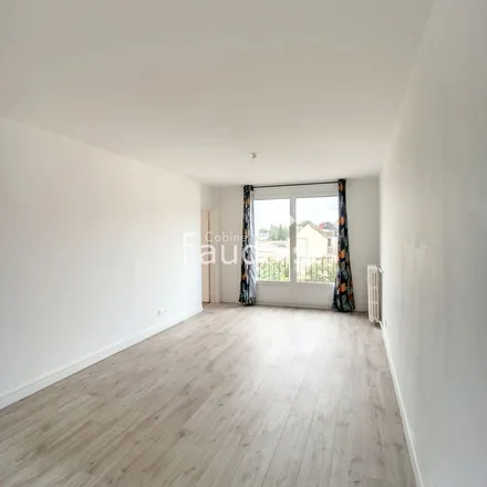 Rent this 3 bed apartment on 3 Rue des Prés in 50000 Saint-Lô, France
