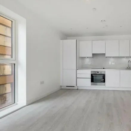 Image 2 - Western Avenue, London, W3 7AY, United Kingdom - Apartment for rent