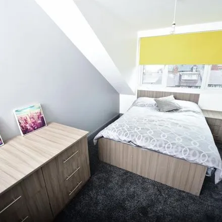 Rent this 6 bed apartment on Beechwood Crescent in Leeds, LS4 2ND