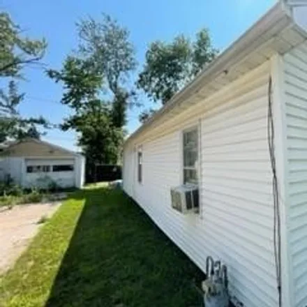 Buy this 2 bed house on 223 31st Street Drive Southeast in Cedar Rapids, IA 52403