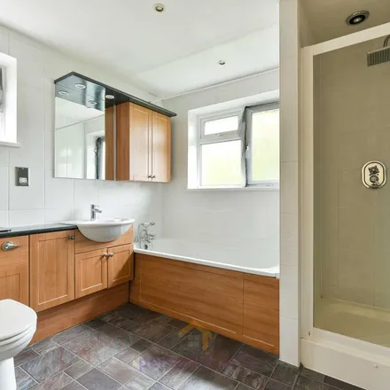 Image 5 - Lipsham Close, Woodmansterne, SM7 3BL, United Kingdom - Duplex for rent