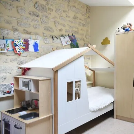 Rent this 4 bed house on Paris