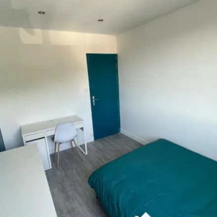Rent this 4 bed apartment on 26 Place de la Liberté in 38400 Saint-Martin-d'Hères, France