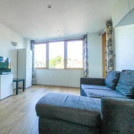 Rent this 2 bed apartment on 386 London Road in London, CR0 3PE