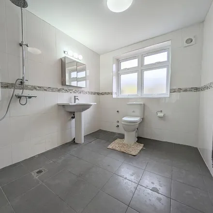 Image 7 - 47 Berkshire Gardens, Bowes Park, London, N13 6AA, United Kingdom - Townhouse for rent