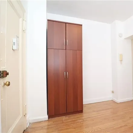 Image 3 - 571 Ocean Parkway, New York, NY 11218, USA - Condo for sale