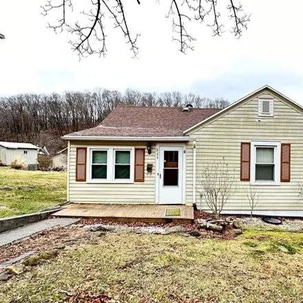 Buy this 2 bed house on 833 Lyndale Avenue in Bluefield, WV 24701