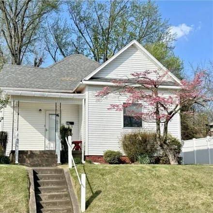 Buy this 3 bed house on 2033 Liberty Street in Parkersburg, WV 26101