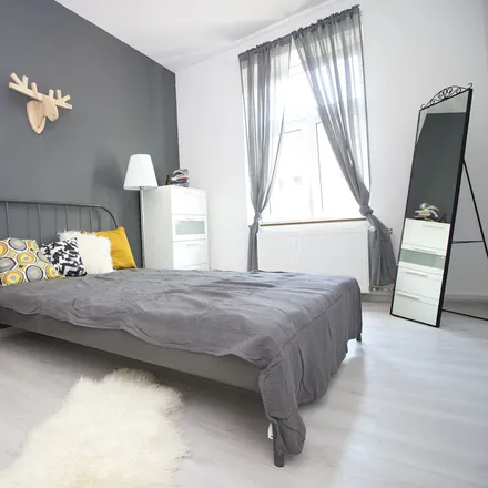 Rent this 4 bed room on Aleja 1 Maja 23 in 90-718 Łódź, Poland