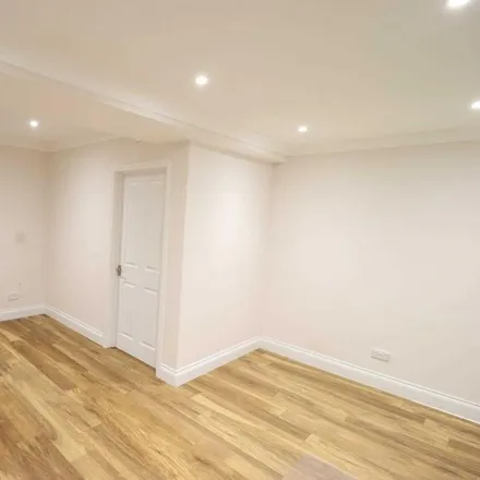 Image 9 - School Close, High Wycombe, HP11 1PH, United Kingdom - House for rent
