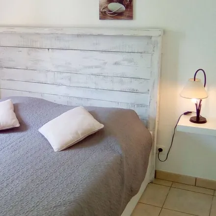 Rent this 2 bed apartment on Avenue de la Résistance in 13210 Saint-Rémy-de-Provence, France