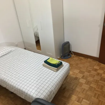 Rent this 4 bed room on Fernão Magalhães in Rua de Contumil, 4350-098 Porto