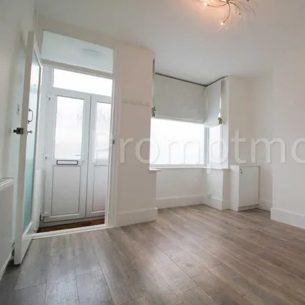 Image 3 - Turners Road South, Luton, LU2 0PH, United Kingdom - Townhouse for rent