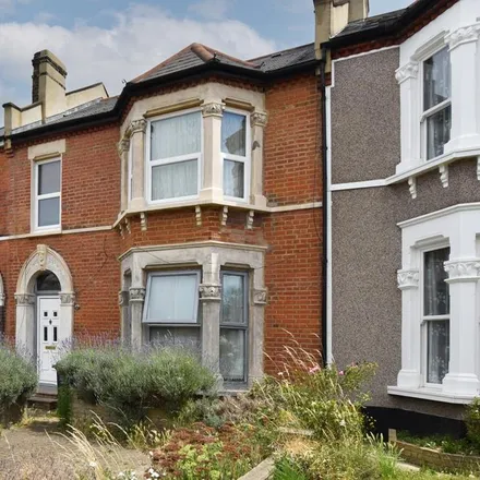 Rent this 4 bed townhouse on Wellmeadow Road in London, SE6 1HP