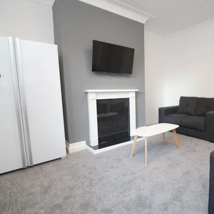 Image 2 - Lucas Street, Leeds, LS6 2JD, United Kingdom - House for rent