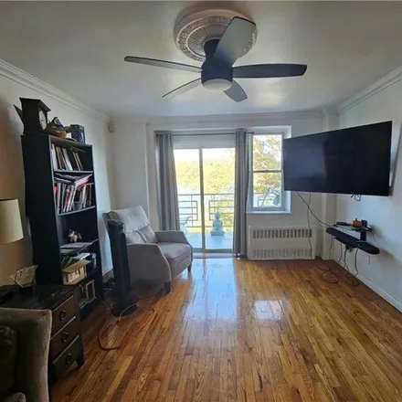 Image 2 - 679 Warburton Avenue, City of Yonkers, NY 10701, USA - Apartment for sale