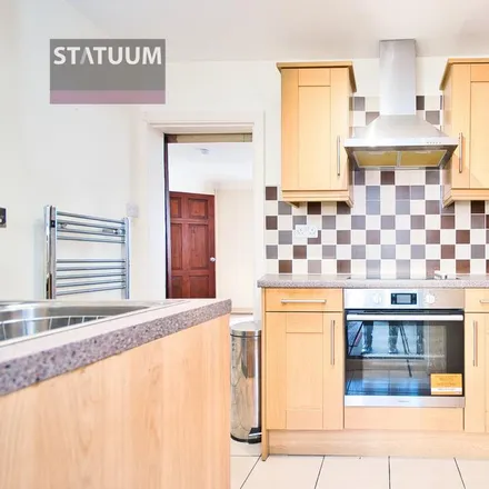 Rent this 3 bed townhouse on 51 Alfred's Gardens in London, IG11 7XW
