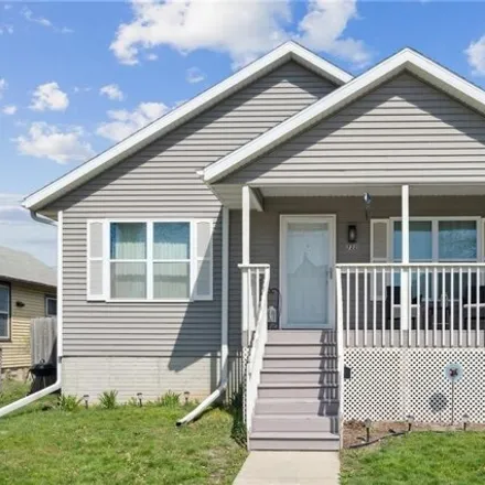 Buy this 4 bed house on 724 2nd Avenue Southwest in Cedar Rapids, IA 52404