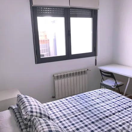 Rent this 2 bed room on Calle de Sanz Raso in 61, 28038 Madrid