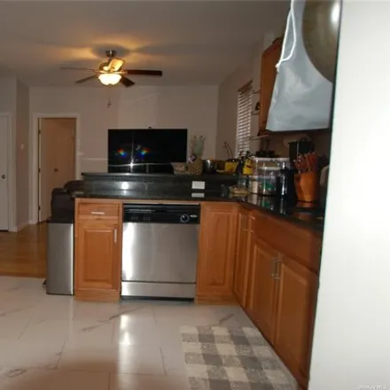 Image 6 - 44 Lewis Avenue, Village of New Hyde Park, NY 11040, USA - Apartment for rent