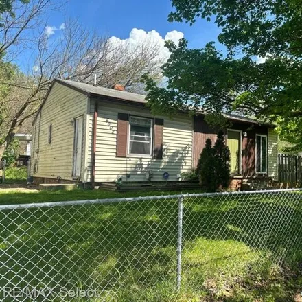 Buy this 4 bed house on 2703 Plainfield Avenue in Flint, MI 48506