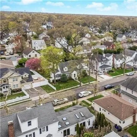 Image 6 - 242 East Beverly Parkway, Village of Valley Stream, NY 11580, USA - House for sale