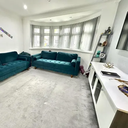 Rent this 3 bed duplex on Rosemead Avenue in London, TW13 4LW
