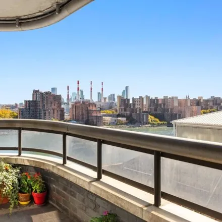 Image 3 - 530 East 76th Street, New York, NY 10021, USA - Condo for sale