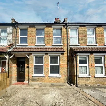 Rent this 3 bed townhouse on North Avenue in Southend-on-Sea, SS2 4DS