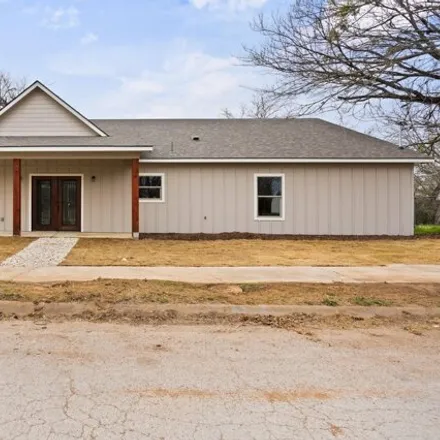 Image 3 - 621 East Chambers Street, Cleburne, TX 76031, USA - House for sale