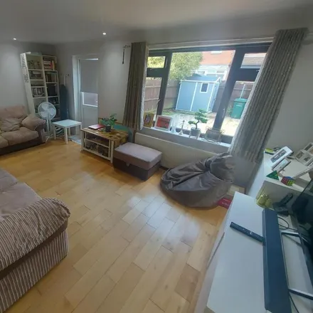 Image 3 - unnamed road, Broadfields, London, HA8 8FX, United Kingdom - House for rent