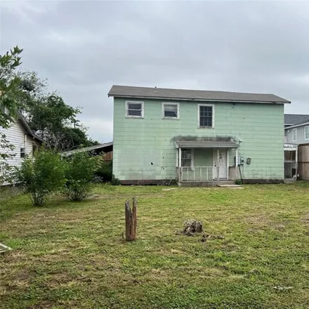 Buy this 2 bed house on 548 North Alamo Street in Refugio, TX 78377