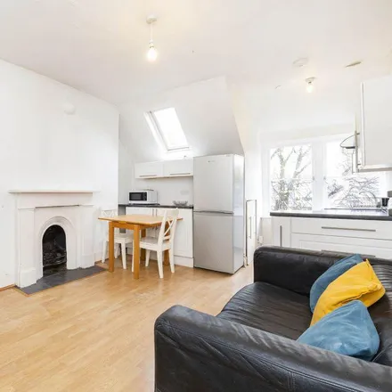 Rent this 3 bed apartment on Sandwell Mansions in West End Lane, London